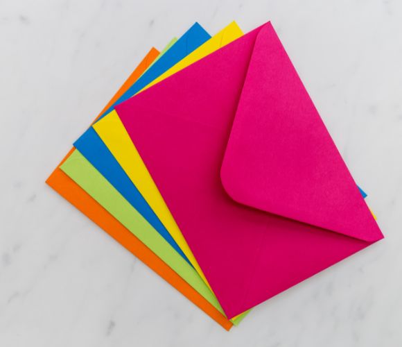カラー封筒の魅力と選び方を解説