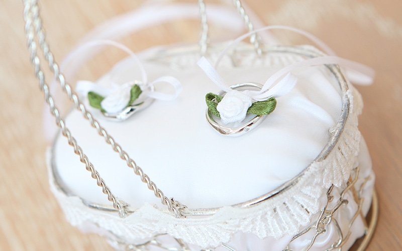 リングボーイやリングガールが持ちやすいようにしたデザイン