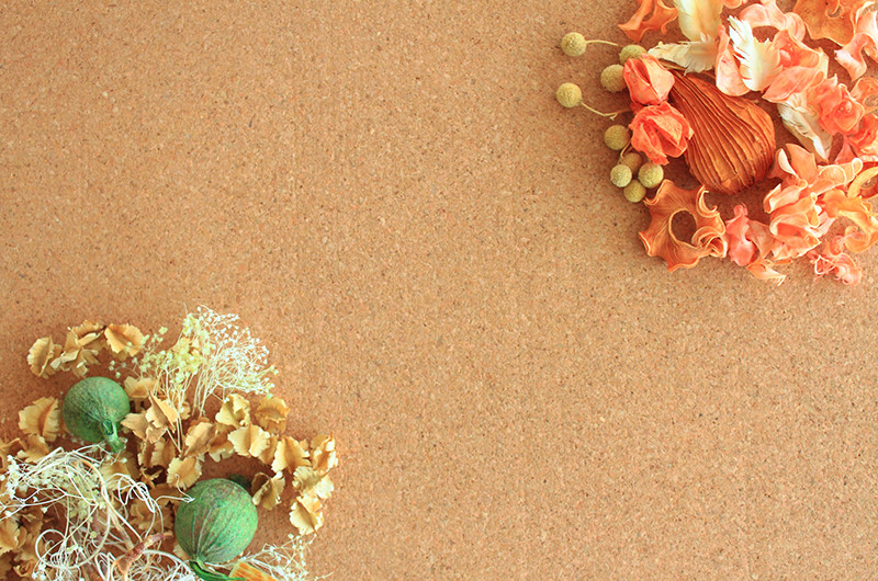 コルクボードに花を飾る