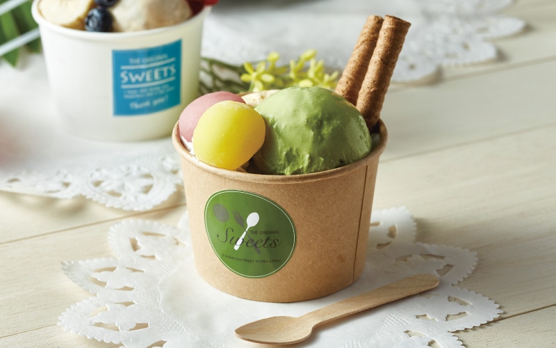 シールを貼ったアイスカップ