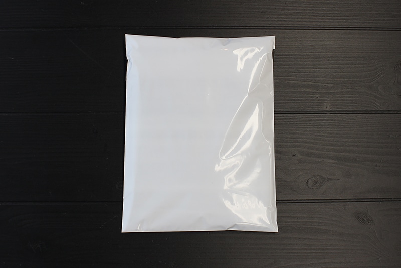 宅配用の袋(紙袋でも可)に入れる