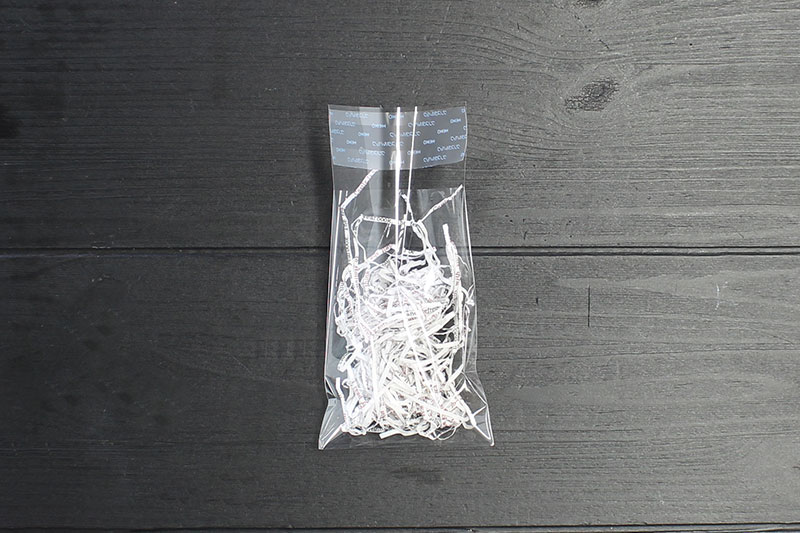 透明な袋に紙パッキンを入れる