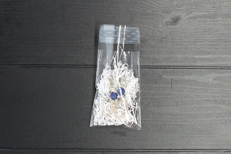 その中にアクセサリーを入れる