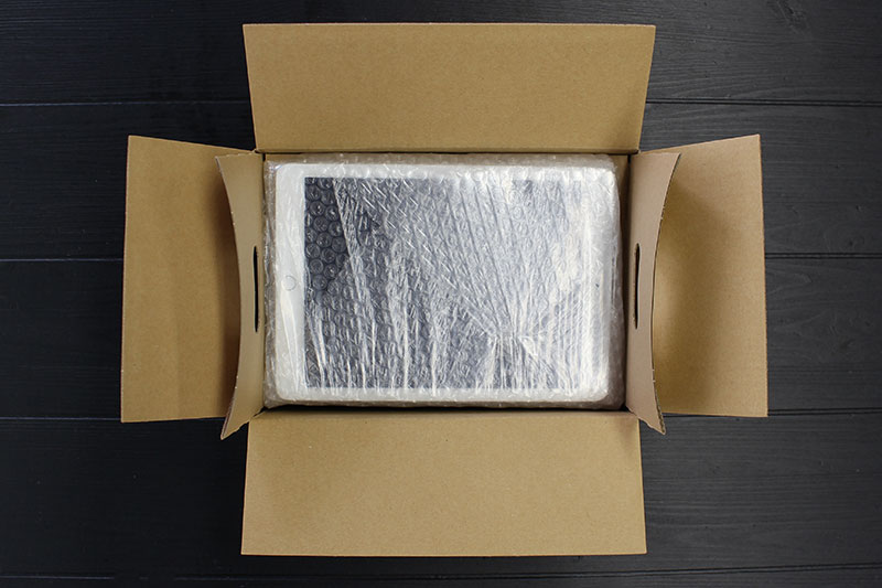 フィルムパッドをダンボールに入れる