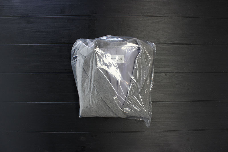 Tシャツを綺麗に畳んで、OPP袋(ジップロック)に入れて、封をする