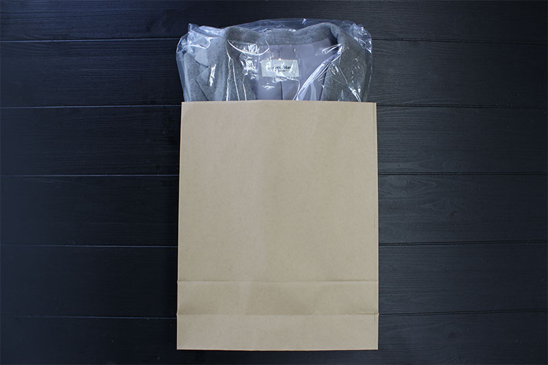 宅配用の袋(紙袋でも可)に入れる