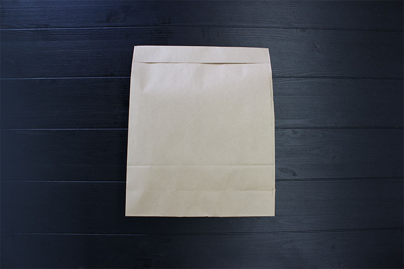 宅配用の袋(紙袋でも可)に入れる