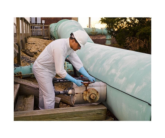 アンセル 耐薬品ニトリルゴム使い捨て手袋 マイクロフレックス 93-243 Mサイズ (100枚入) 93-243-8 1箱 (ご注文単位1箱) 【直送品】