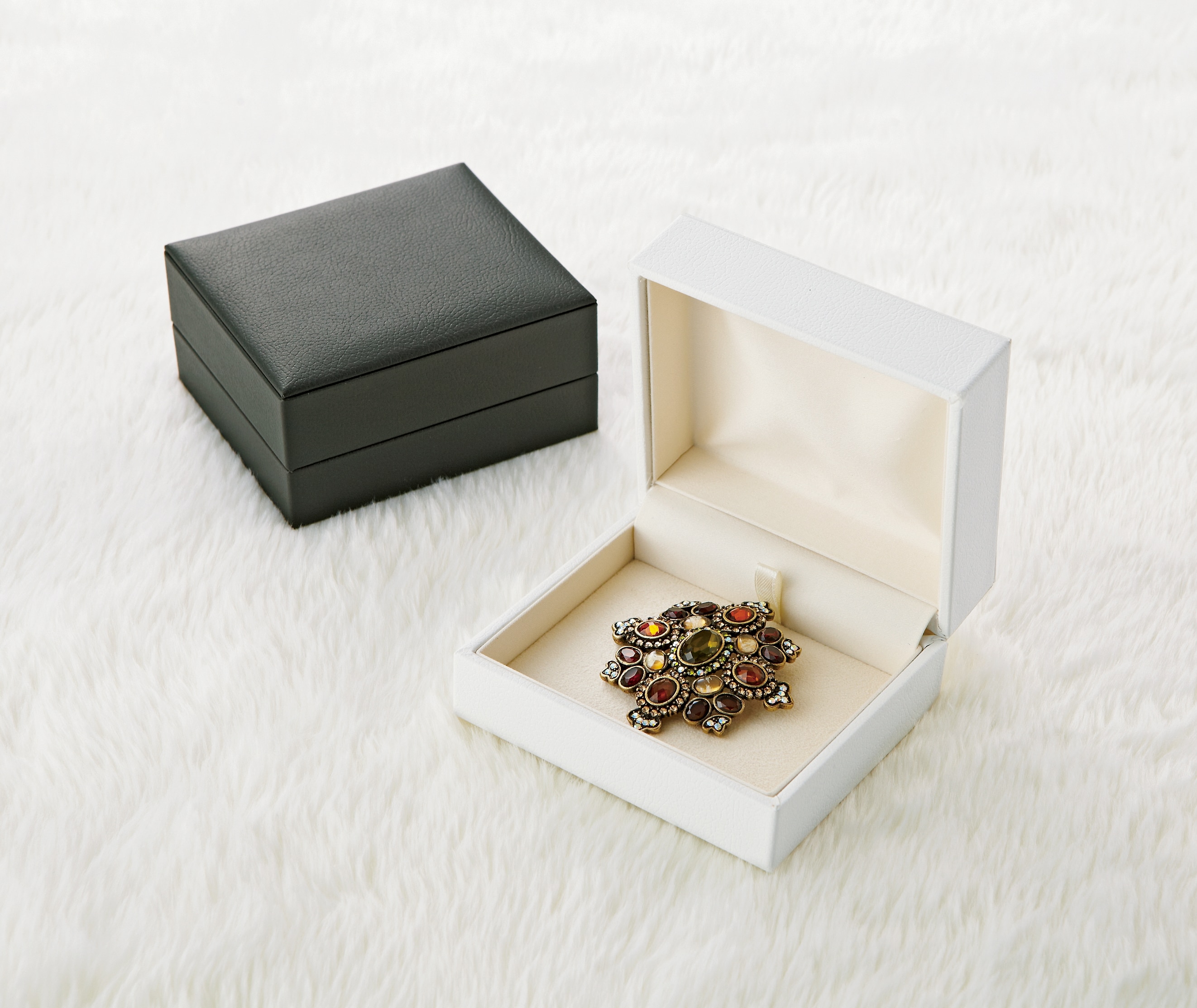 GR-86-TB-WH タイピン・ブローチケース レザー調生地 ホワイト 1個 (ご注文単位10個)【直送品】