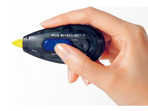 プラス 裏から見えない修正テープ本体4.2mm ブラック／ピンク 1個（ご注文単位1個)【直送品】