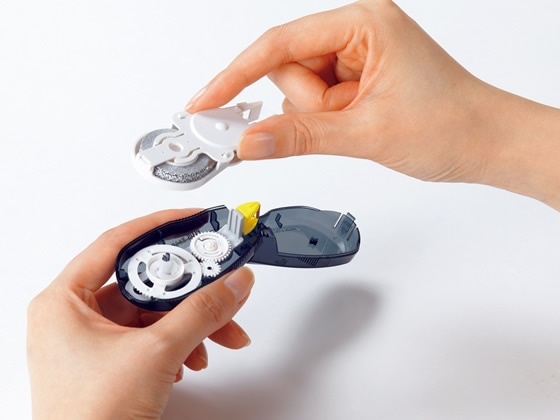 プラス 裏から見えない修正テープ本体4.2mm ブラック／ピンク 1個（ご注文単位1個)【直送品】