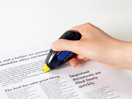 プラス 裏から見えない修正テープ本体4.2mm ブラック／ピンク 1個（ご注文単位1個)【直送品】