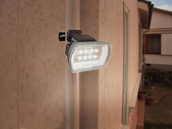 ムサシ 4.5W ワイド フリーアーム式 LED乾電池センサーライト LED-150 1個(ご注文単位1個)【直送品】