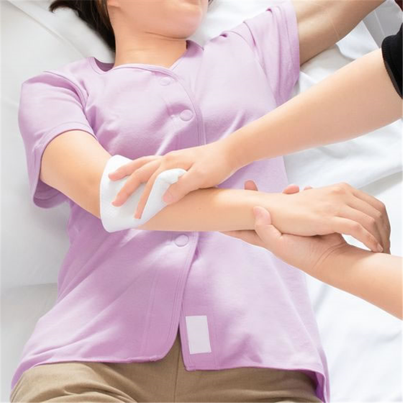 オオサキメディカル プラスハート スティックタオル 厚手エンボス LL 50本 7499 1個（ご注文単位1個）【直送品】