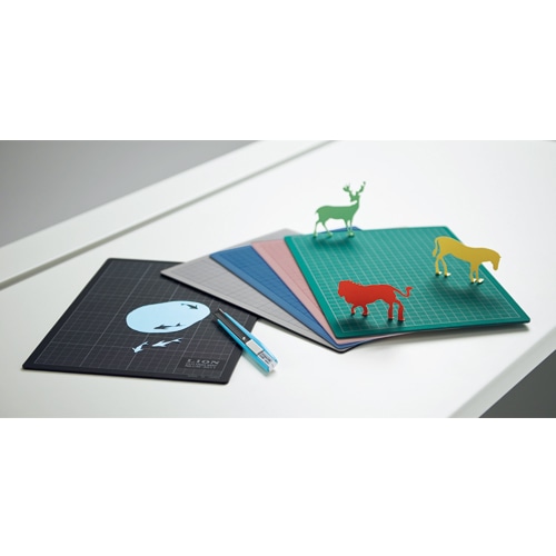 ライオン事務器 カッティングマット 再生PVC製 両面使用 300×220×3mm 灰/黒 CM-3012 1枚（ご注文単位1枚）【直送品】