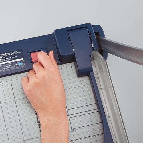 コクヨ ペーパーカッター(押し切り式) A4 DN-G103 1台(ご注文単位1台)【直送品】