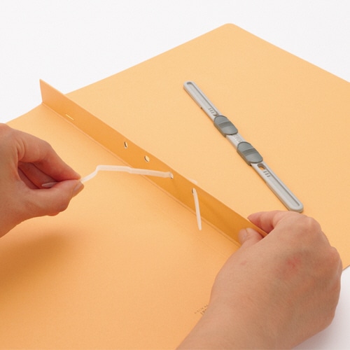 ライオン事務器 フラットファイル(環境) 樹脂押え具 B4ヨコ 150枚収容 背幅18mm 黄 A-507KB4E 1冊(ご注文単位1冊)【直送品】