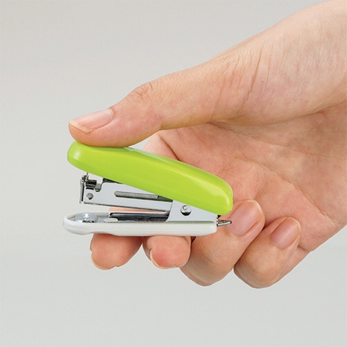 ライオン事務器 ステープラ 楽ホッチミニ 15枚とじ ピンク S-15P 1個（ご注文単位1個）【直送品】