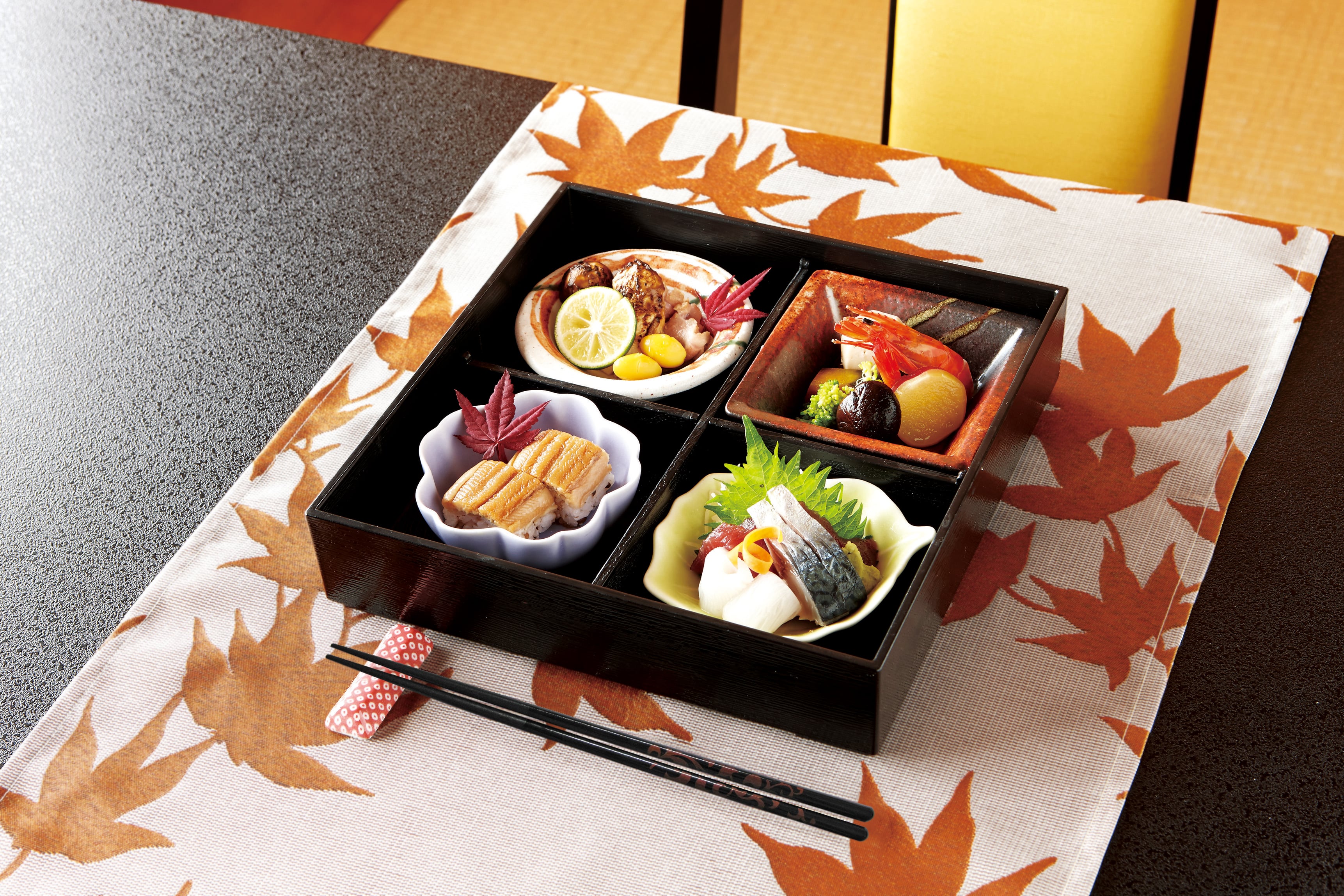 山万 四つ仕切り　月セット 1個（ご注文単位1個）【直送品】