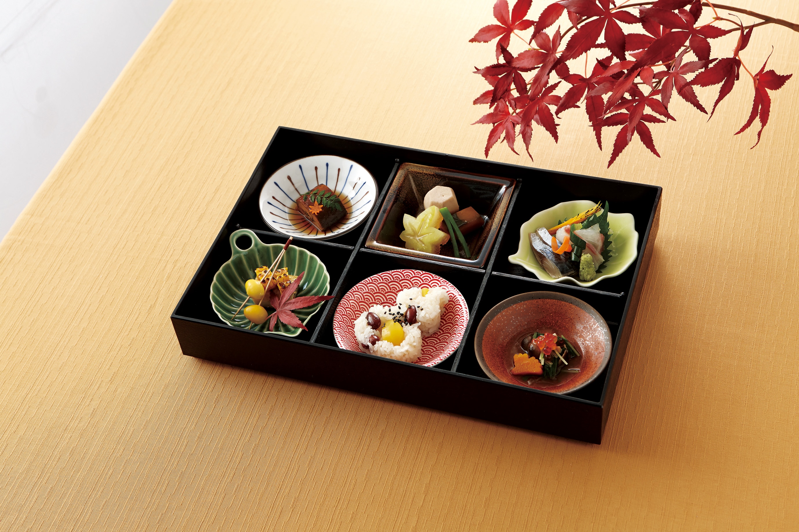 山万 六つ仕切り　月セット 1個（ご注文単位1個）【直送品】