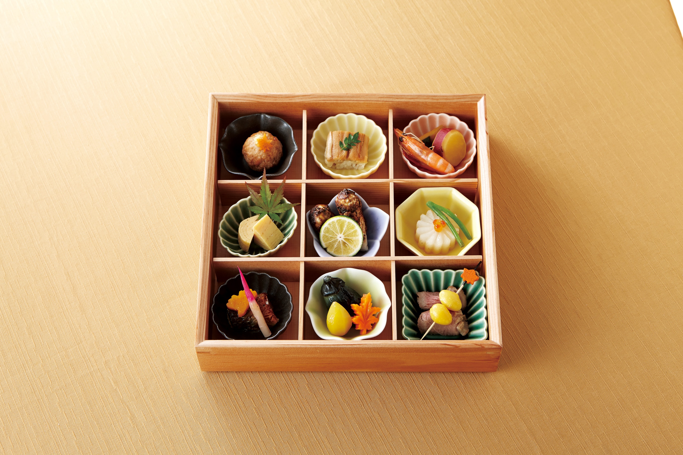 山万 九つ仕切り 月セット 木製 1個(ご注文単位1個)【直送品】