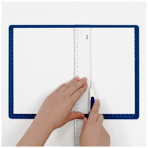 プラス PLUS カッターマット 両面 A4 230×320mm ブルー 48-571 1枚(ご注文単位1枚)【直送品】