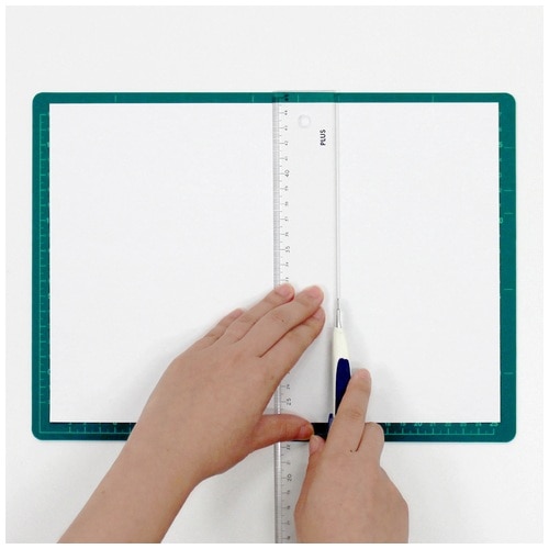 プラス PLUS カッターマット 両面 A4 230×320mm グリーン 48-573 1枚(ご注文単位1枚)【直送品】