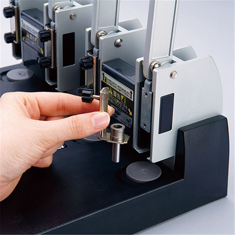 カール事務器 強力パンチ 4穴 NO.124N 1個（ご注文単位1個）【直送品】