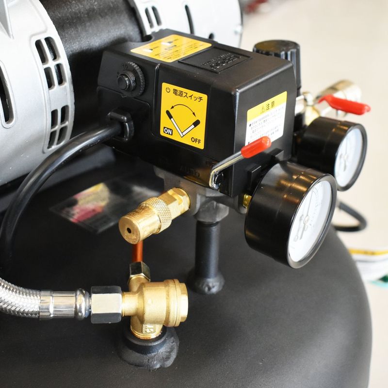 ワールドツール アストロプロダクツ AP 縦型 サイレントエアコンプレッサー 38L VSC033 2004000010333(ご注文単位1パック)【直送品】