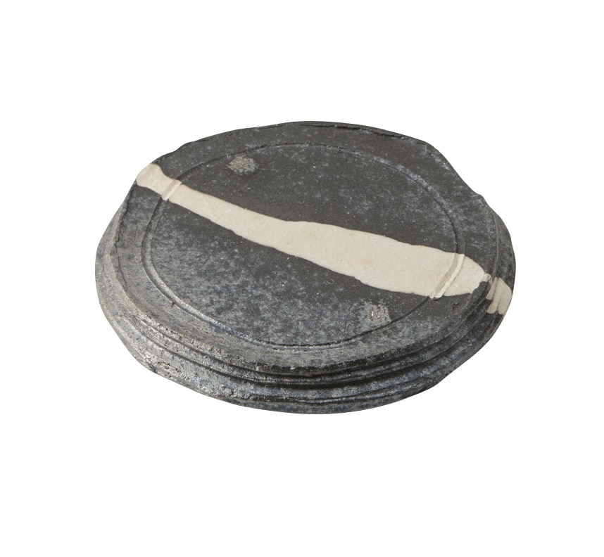 丸モ高木陶器 聲望黒窯変掛分5.7足付丸皿 4A111-05 1個（ご注文単位1個）【直送品】