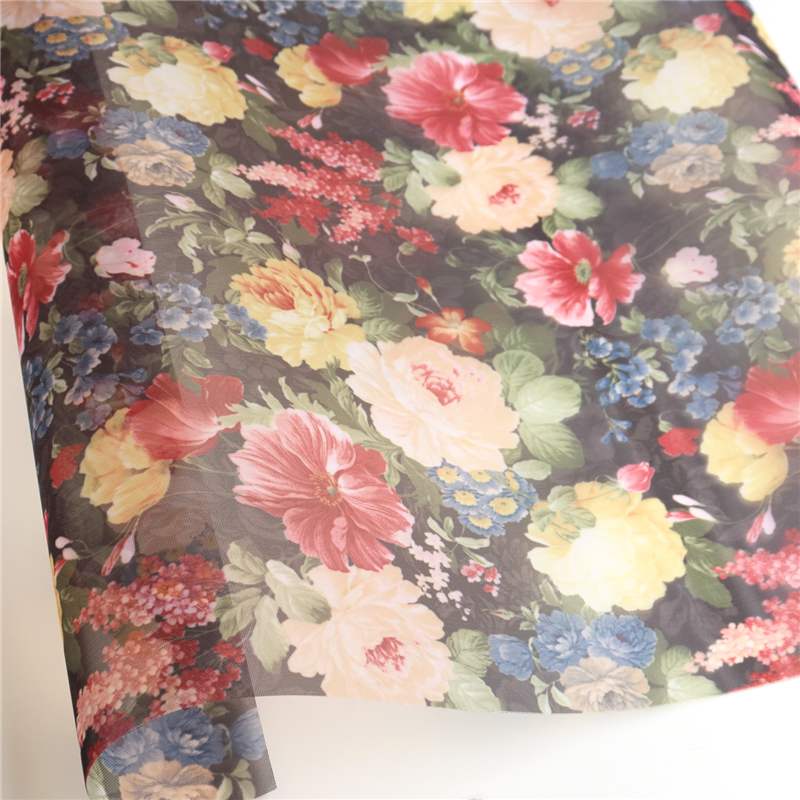 日本紐釦貿易 転写チュール 黒地カラフルな花々 巾約68cm 1mカット 98121-011-1M 1枚（ご注文単位1枚）【直送品】