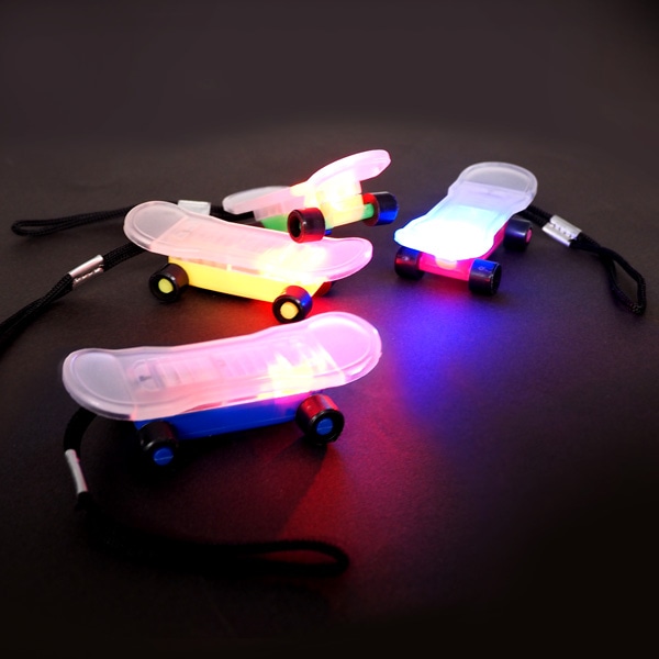 三洋堂 光るピカピカスケボーストラップ 24個/袋（ご注文単位40袋）【直送品】