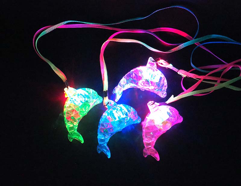 三洋堂 光るピカピカイルカペンダント 36個/袋（ご注文単位16袋）【直送品】