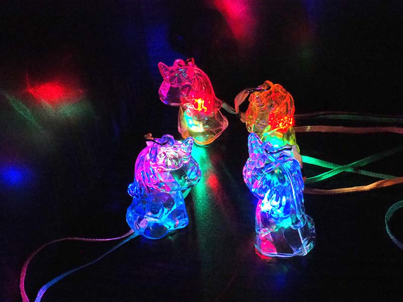 三洋堂 光るピカピカユニコーンペンダント 36個/袋(ご注文単位16袋)【直送品】