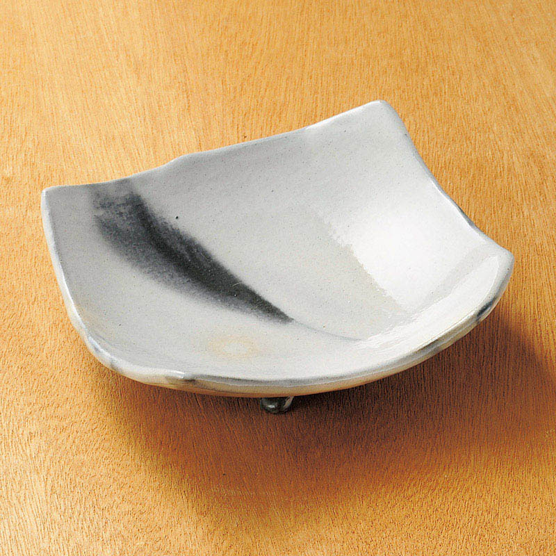 山万 06806-660 白化粧ぼかし三ツ足変型角皿 信 1個（ご注文単位1個）【直送品】