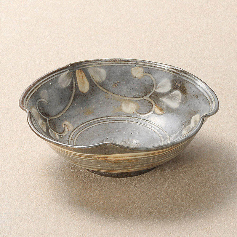 山万 08203-660 黒刷毛目草花向付(信楽焼)  1個（ご注文単位1個）【直送品】