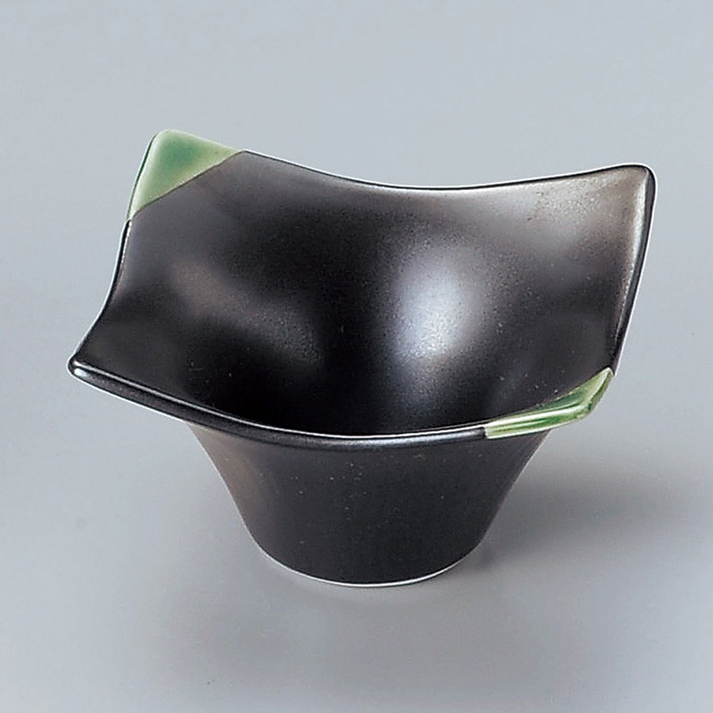 山万 11324-550 織部黒マット花型小鉢(小)  1個（ご注文単位1個）【直送品】