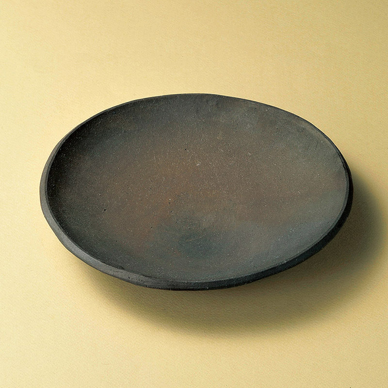 山万 19427-660 炭化タタラ9.0皿(信楽焼)  1個（ご注文単位1個）【直送品】