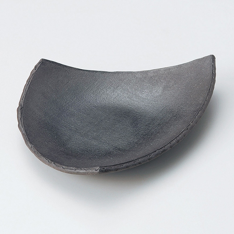 山万 23506-460 黒陶半切三角皿  1個（ご注文単位1個）【直送品】