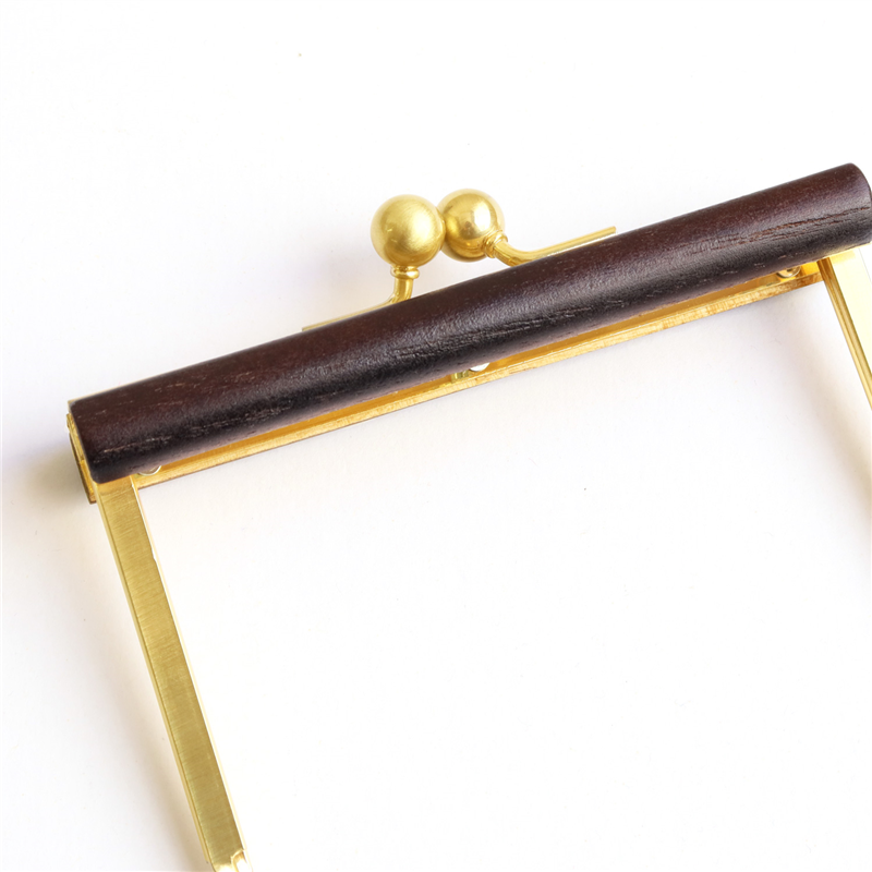 日本紐釦貿易 ウッドバー付き浮足口金 小 チョコ TYK4-C (ご注文単位1本)【直送品】