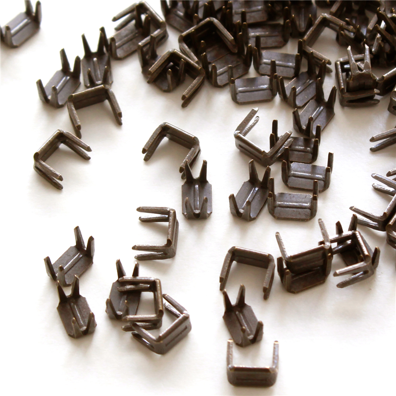 日本紐釦貿易 YKK 3番金属ファスナー用下止め金具 500個入 アンティークゴールド F2-221-500 (ご注文単位1束)【直送品】