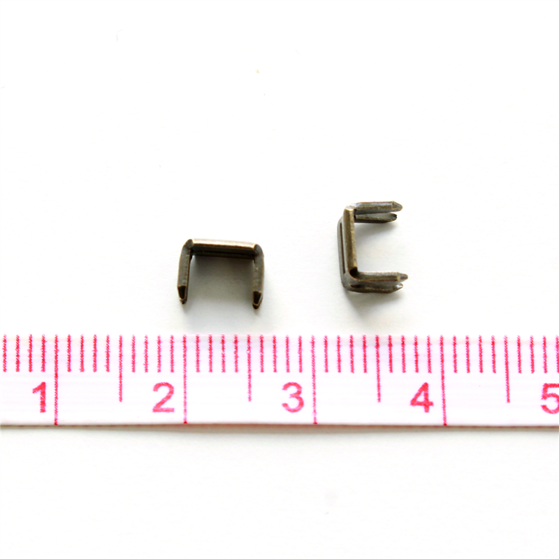 日本紐釦貿易 YKK 5番金属ファスナー用下止め金具 500個入 アンティークゴールド F2-224-500 (ご注文単位1束)【直送品】