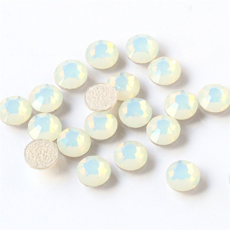 日本紐釦貿易 プレシオサ ラインストーン ボンド接着 SS20 24個入 ホワイトオパール P2028SS20-01000 （ご注文単位1束）【直送品】