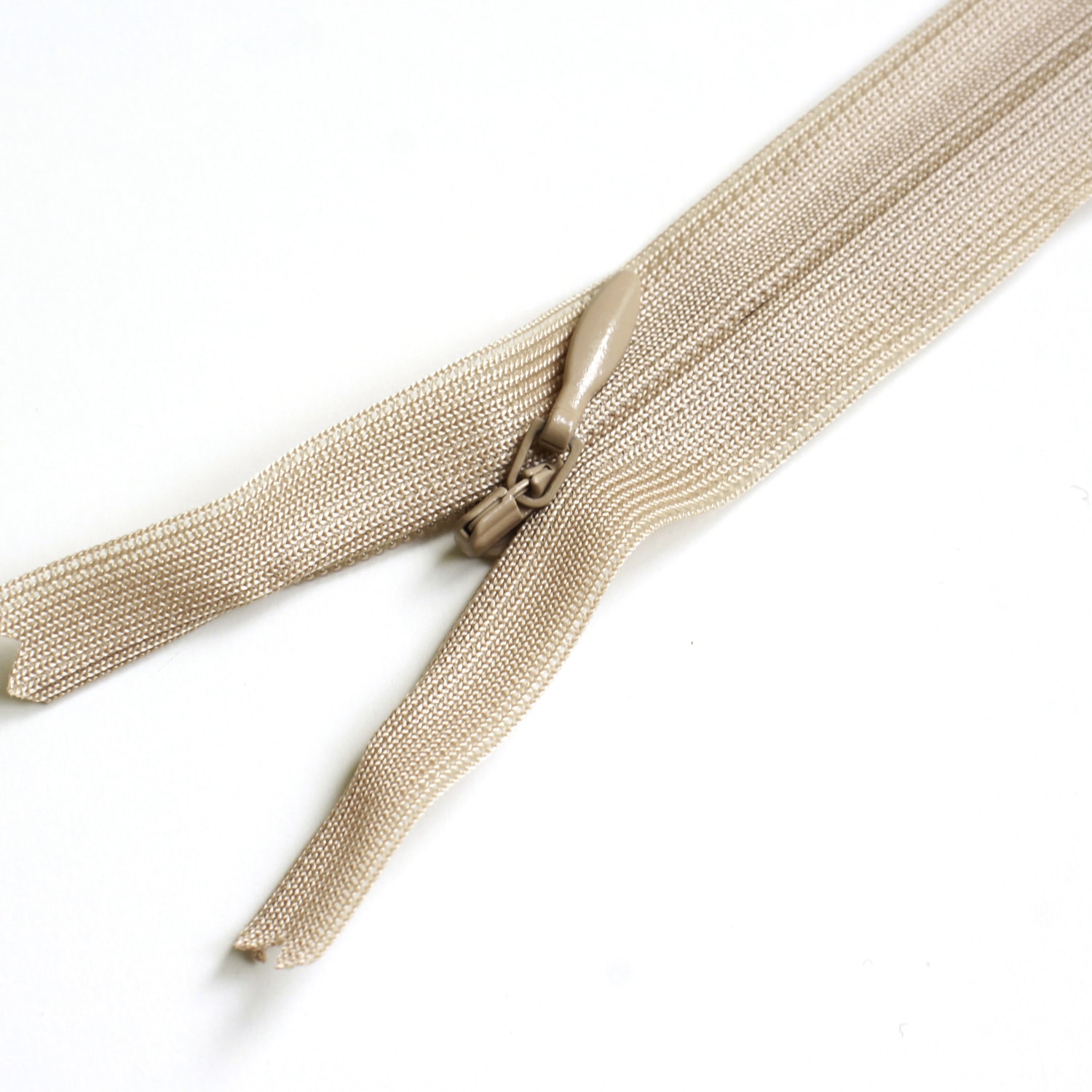 日本紐釦貿易 Y.K.K コンシールファスナー 22cm 5本入 col.573 KS22-573 濃ベージュ (ご注文単位1束)【直送品】