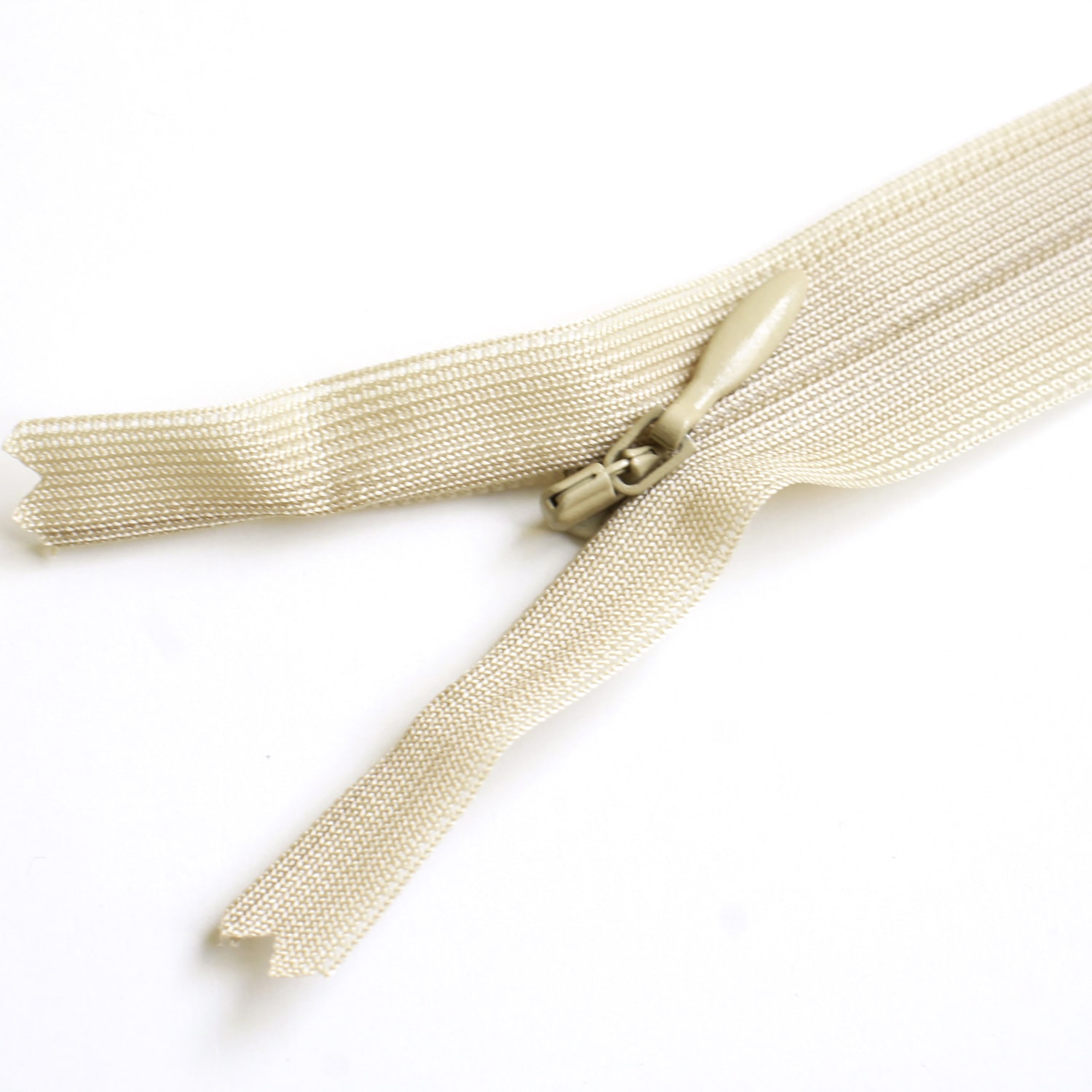 日本紐釦貿易 Y.K.K コンシールファスナー 56cm 5本入 col.010 KS56-010 サンドベージュ (ご注文単位1束)【直送品】