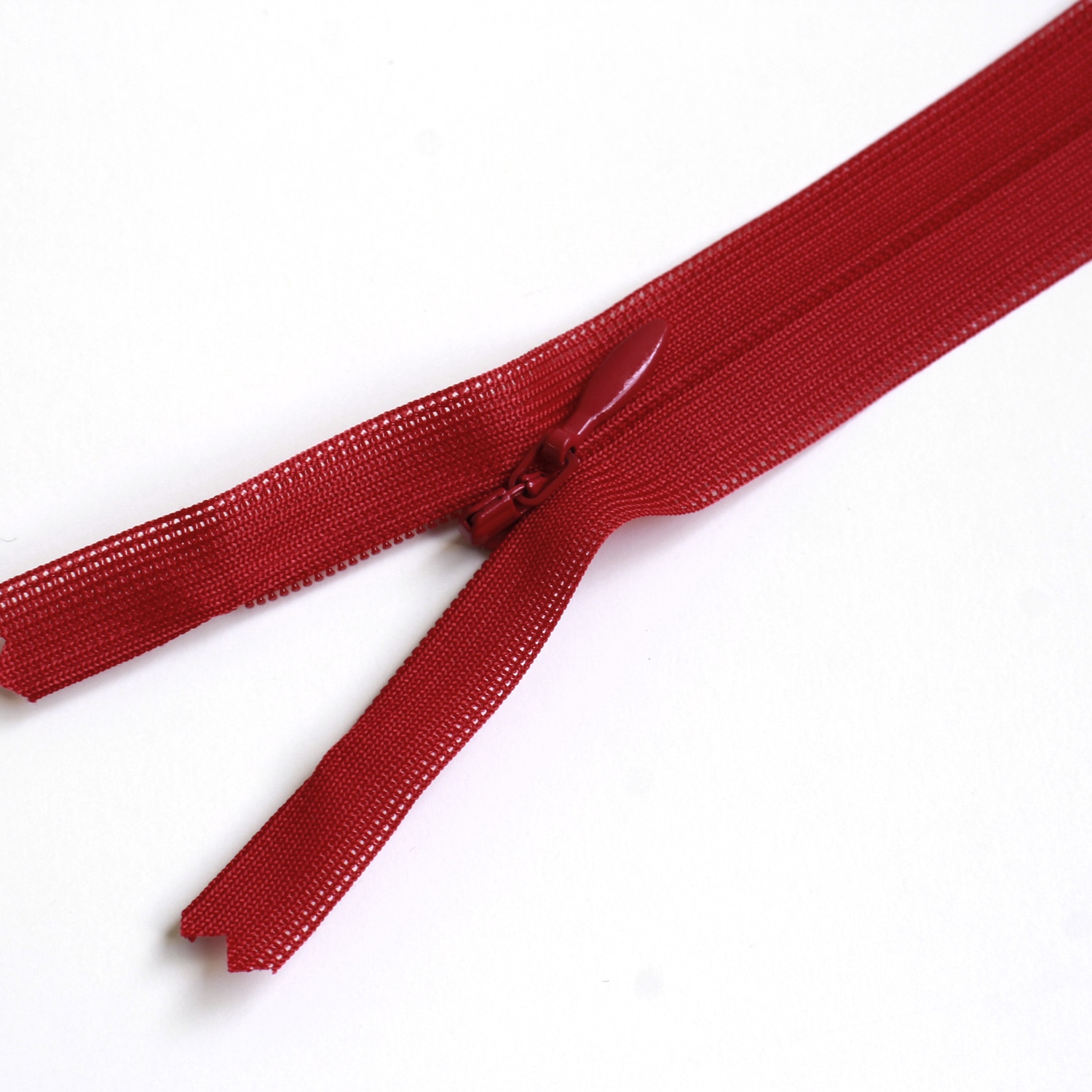 日本紐釦貿易 Y.K.K コンシールファスナー 56cm 5本入 col.519 KS56-519 赤 （ご注文単位1束）【直送品】