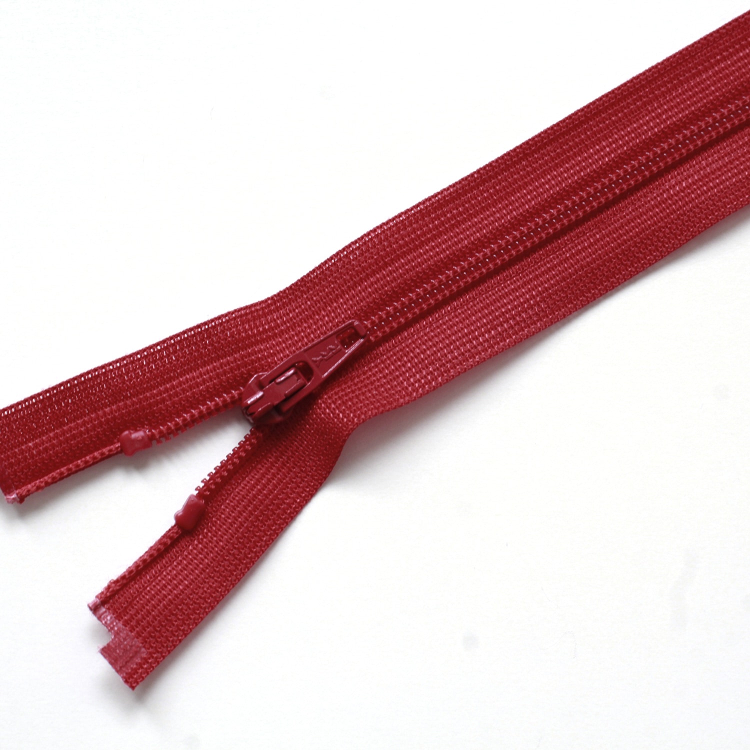 日本紐釦貿易 Y.K.K コイルオープンファスナー 56cm 3本入り col.519 赤 3CFOR56DA (ご注文単位1束)【直送品】