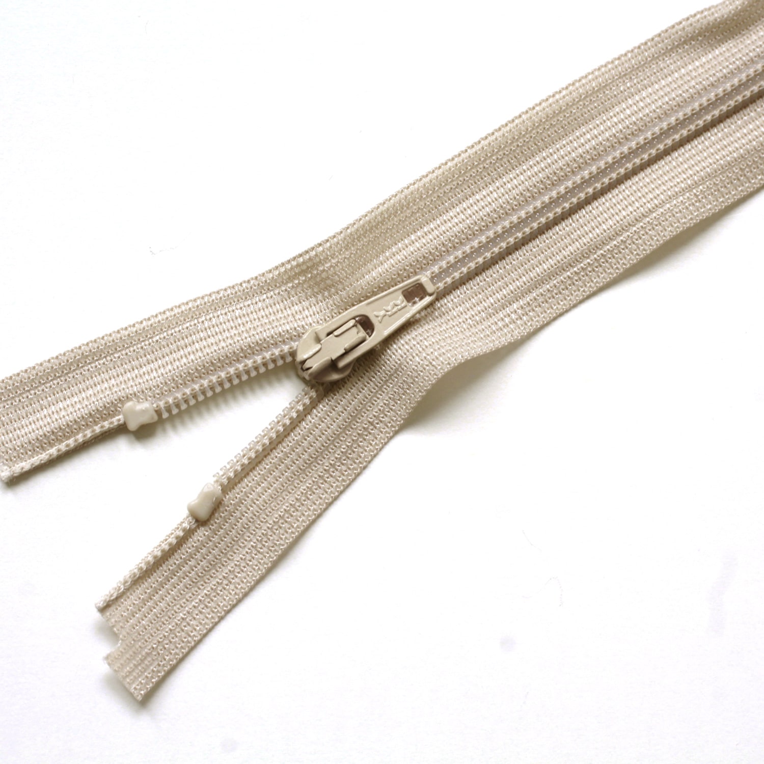 日本紐釦貿易 Y.K.K コイルオープンファスナー 56cm 3本入り col.572 薄グレー 3CFOR56DA （ご注文単位1束）【直送品】