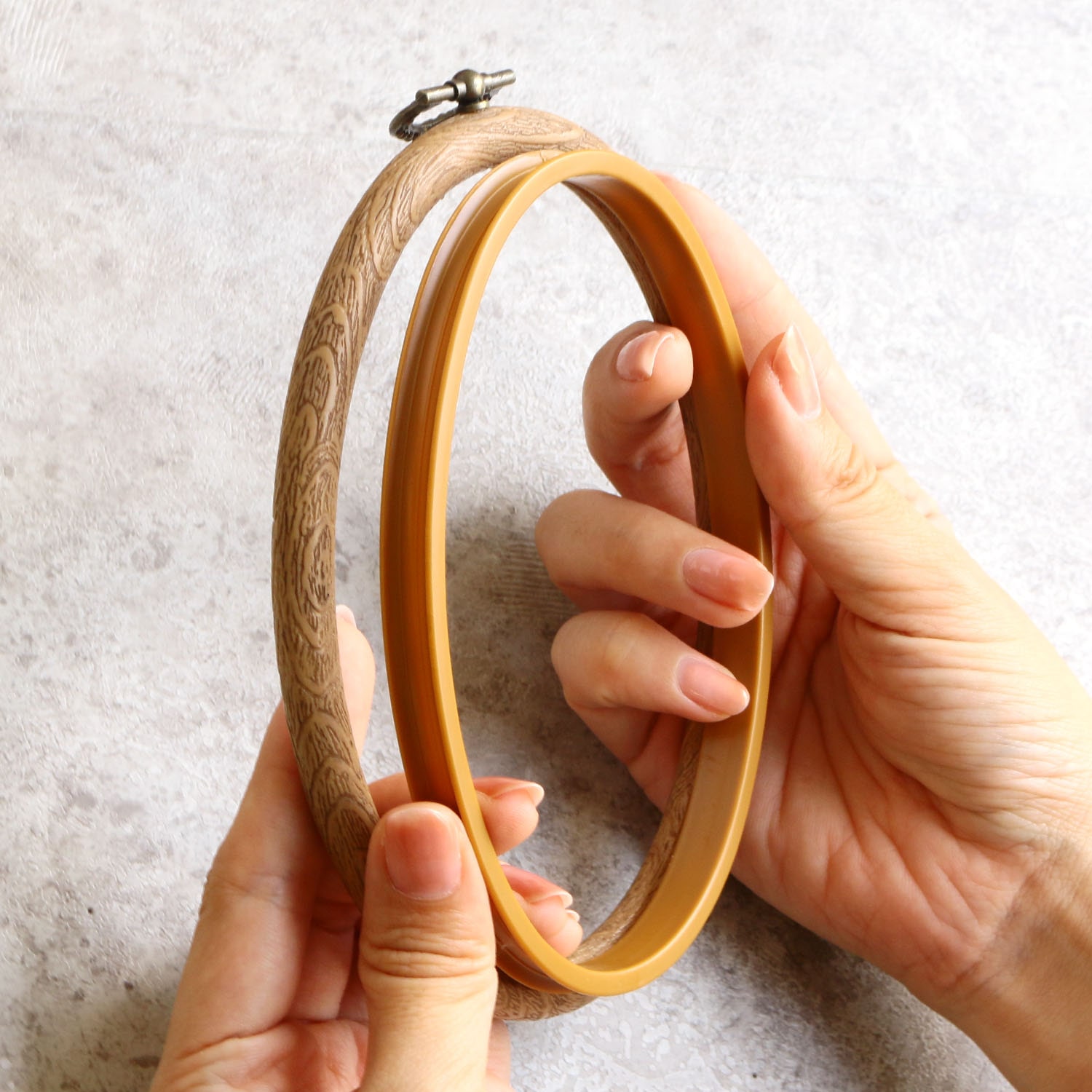 日本紐釦貿易 木製風プチフレーム 丸小 外径φ115mm ブラウン JP2 （ご注文単位10束）【直送品】