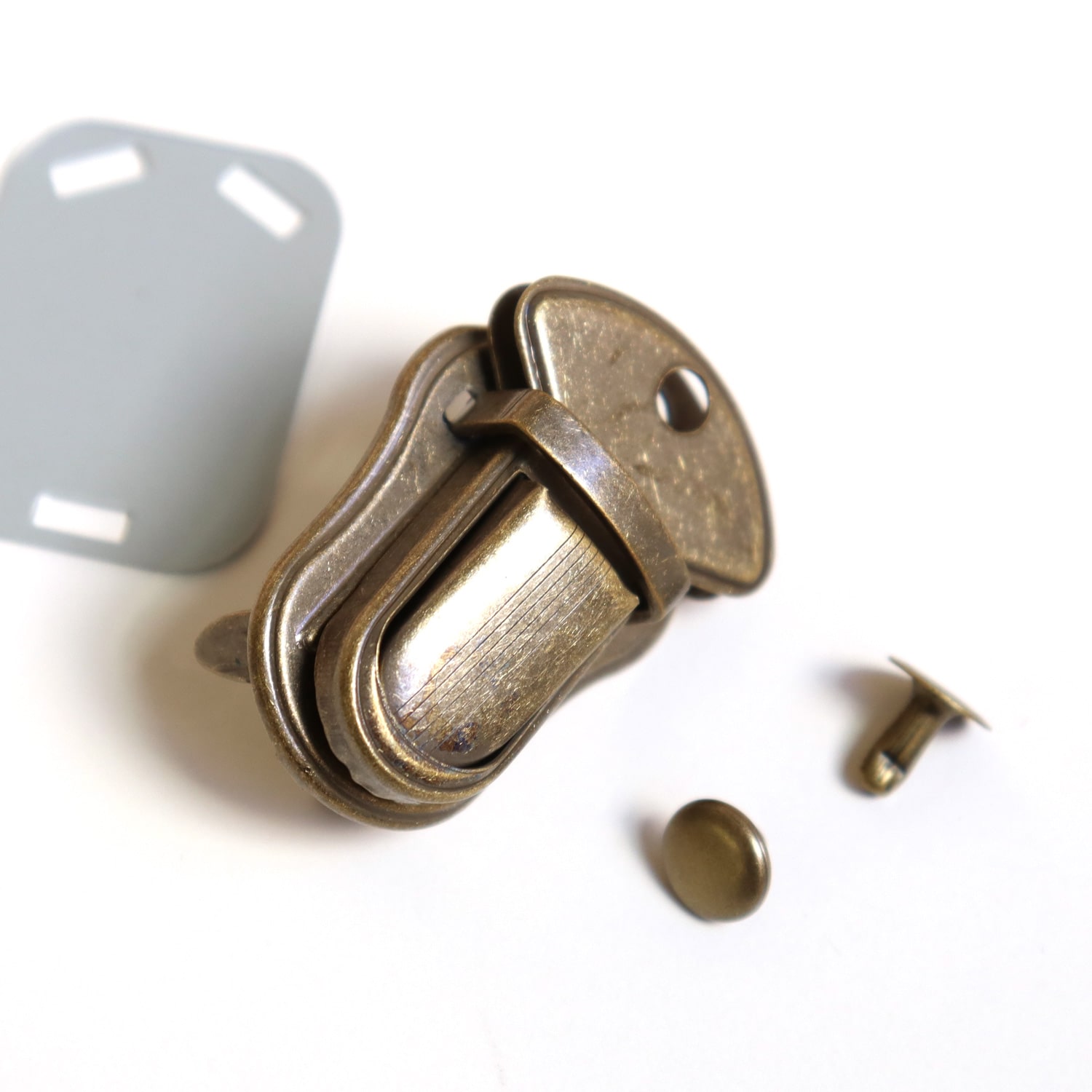 日本紐釦貿易 豆差込錠 アンティークゴールド 5個入り M253-AG (ご注文単位1束)【直送品】